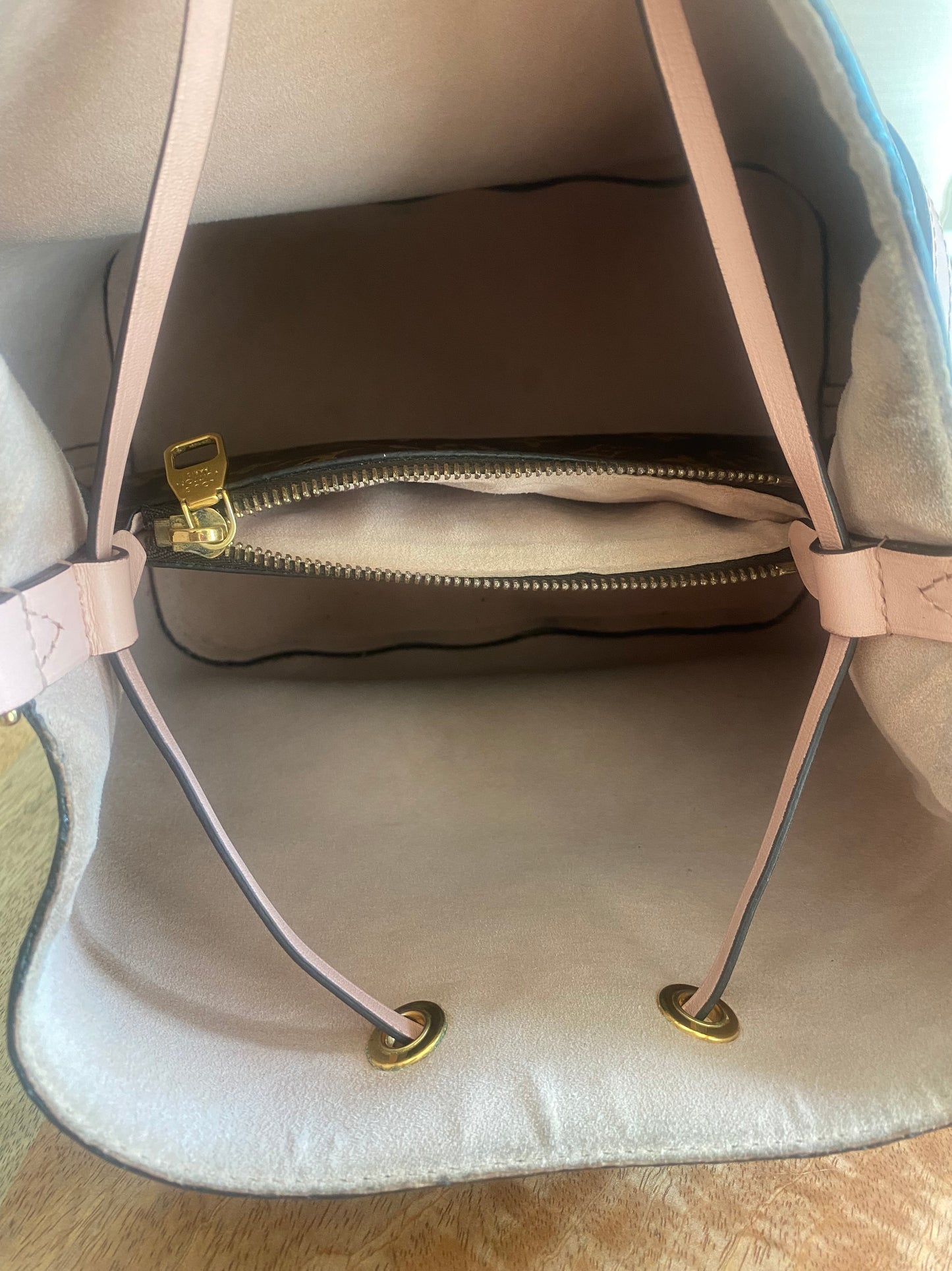 LOUIS VUITTON NEO NOE MM (in Rose Poudre color)