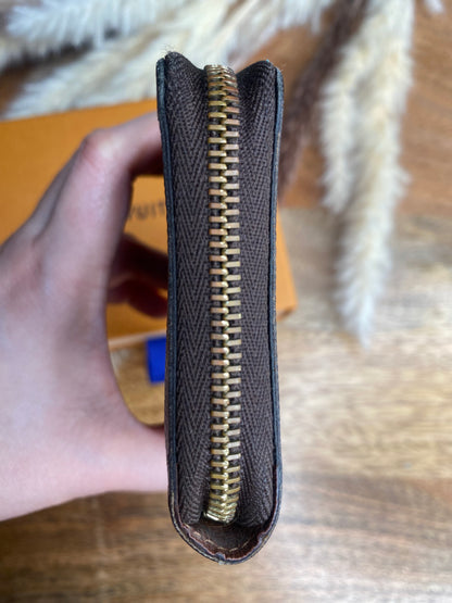 LOUIS VUITTON SHORT ZIPPY WALLET (microchip)