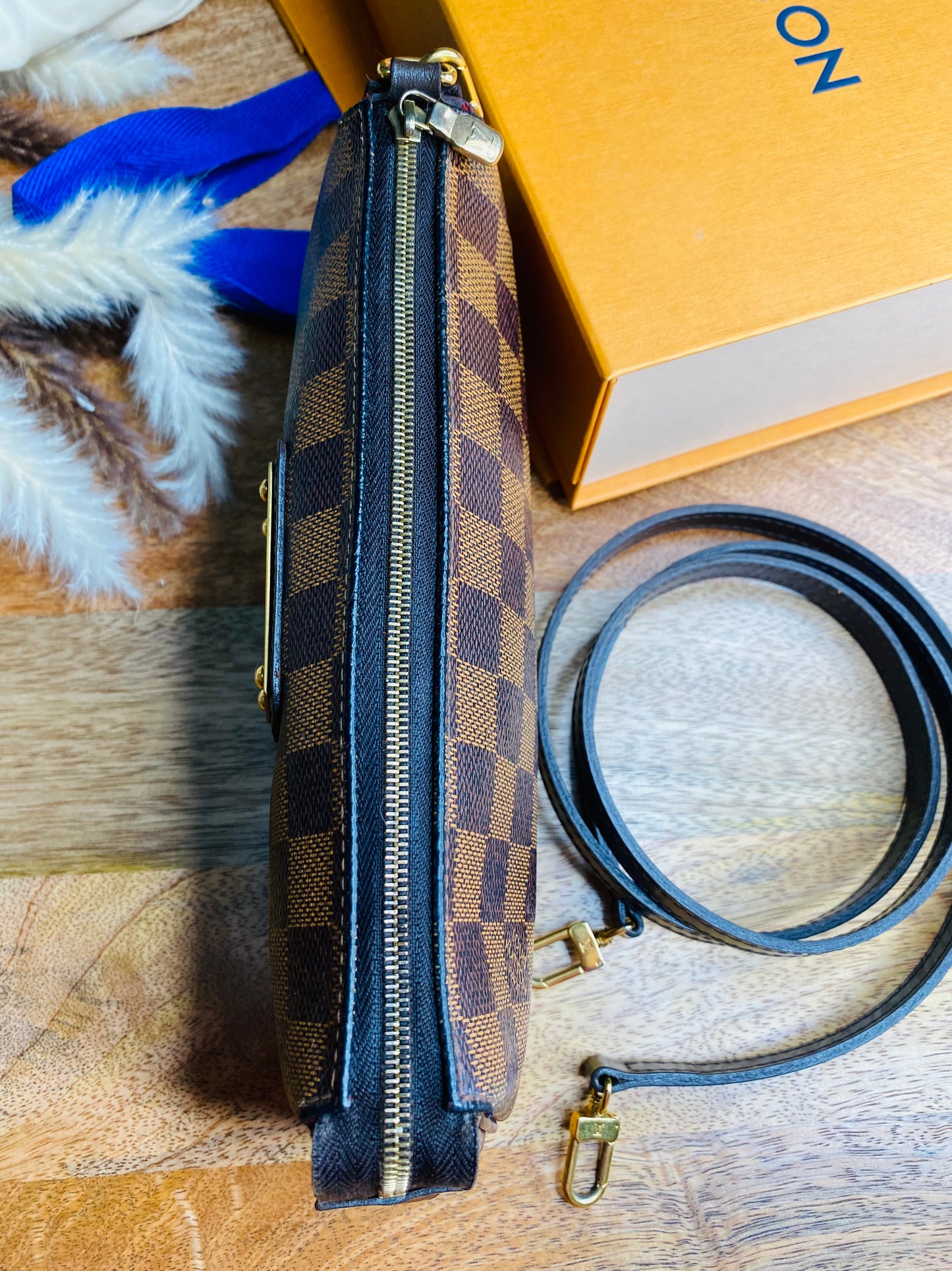 LOUIS VUITTON EVA CLUTCH SLING